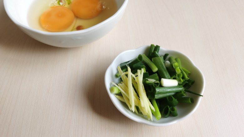 豇豆炒鸡蛋,小葱切段,生姜切成姜丝。