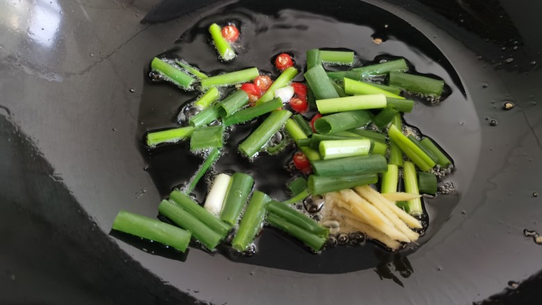 豇豆炒鸡蛋,往炒鸡蛋的锅里再倒入少许的油,放入葱、姜、<a style='color:red;display:inline-block;' href='/shicai/ 62'>辣椒</a>爆香。
