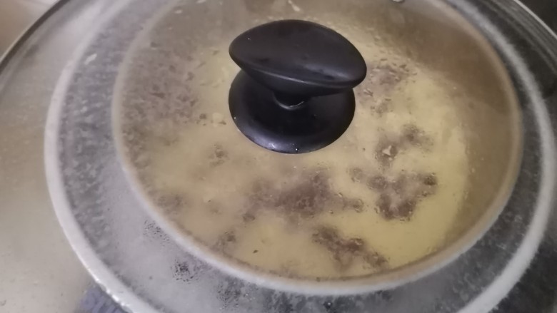 比蛋糕和发糕都好吃的,广式马拉糕,你吃过没?,水开后,上锅蒸40分钟即可