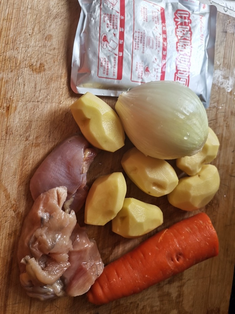 终于做了儿子垂涎已久的咖喱鸡肉饭,其实一点儿也不难,所有食材合影