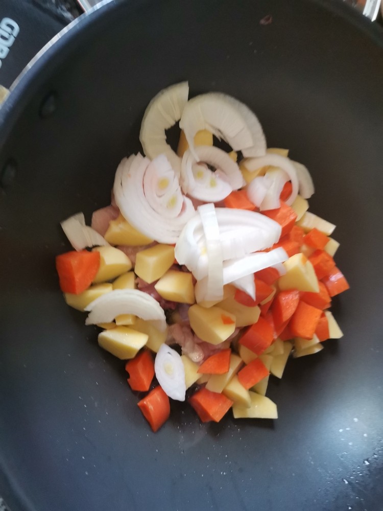 终于做了儿子垂涎已久的咖喱鸡肉饭,其实一点儿也不难,所有食材放下去炒会儿