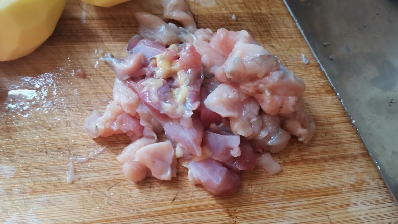 终于做了儿子垂涎已久的咖喱鸡肉饭,其实一点儿也不难,切碎