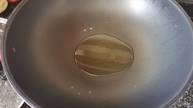 终于做了儿子垂涎已久的咖喱鸡肉饭,其实一点儿也不难,锅里下油