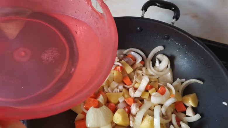 终于做了儿子垂涎已久的咖喱鸡肉饭,其实一点儿也不难,加水