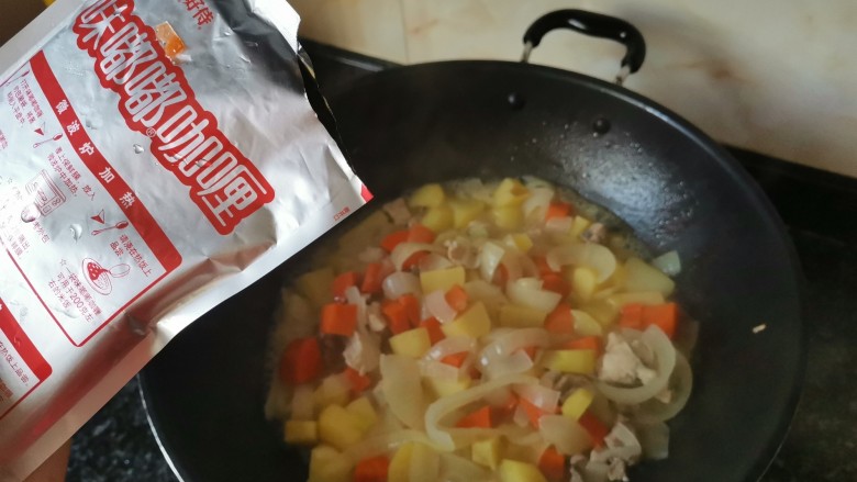 终于做了儿子垂涎已久的咖喱鸡肉饭,其实一点儿也不难,等水快干时候加入<a style='color:red;display:inline-block;' href='/shicai/ 8847'>咖喱酱</a>