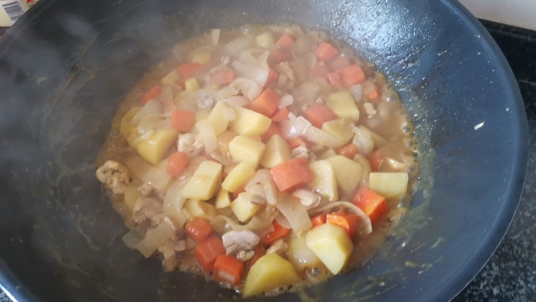 终于做了儿子垂涎已久的咖喱鸡肉饭,其实一点儿也不难,快速翻炒后即可出锅,把它堆在做好的<a style='color:red;display:inline-block;' href='/shicai/ 10631'>大米饭</a>旁边摆盘即可。