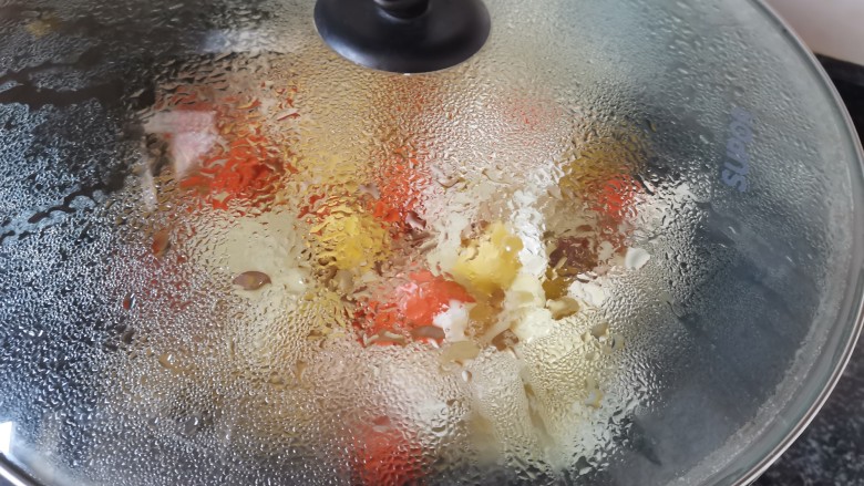 终于做了儿子垂涎已久的咖喱鸡肉饭,其实一点儿也不难,焖煮