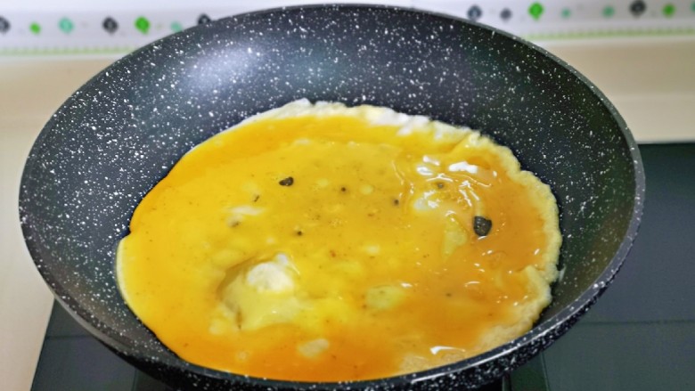 杏鲍菇炒鸡蛋,起油锅,倒入蛋液,小火煎蛋。