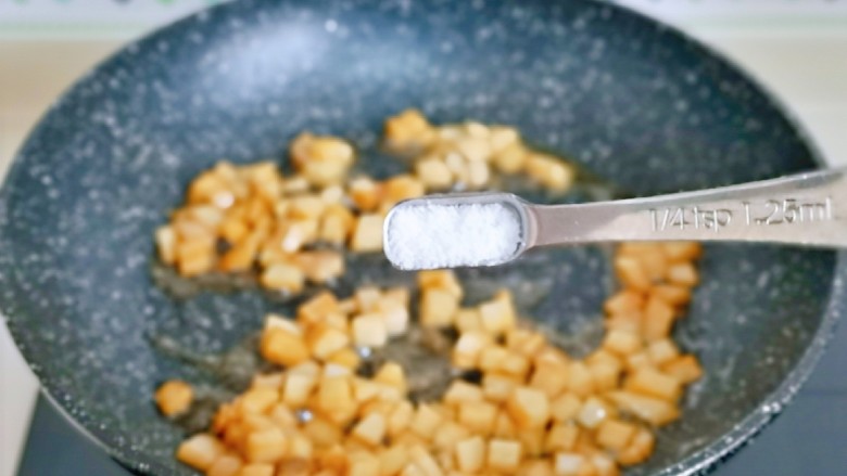 杏鲍菇炒鸡蛋,按个人口味加入盐,小火翻炒2分钟。