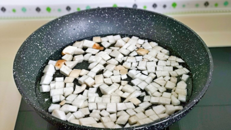 杏鲍菇炒鸡蛋,杏鲍菇丁焯水,锅中加入水烧开,下杏鲍菇焯水,发火煮2分钟,捞出淋干水分。