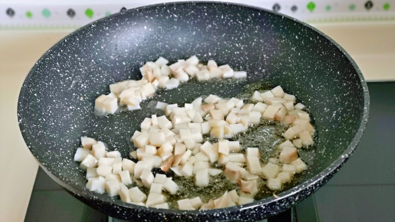 杏鲍菇炒鸡蛋,起油锅，加入杏鲍菇丁煸炒。