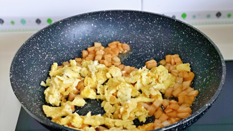 杏鲍菇炒鸡蛋,加入煎好的鸡蛋,小火翻炒均匀。