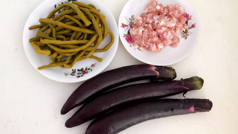 豇豆烧茄子,准备食材:紫皮长茄子,<a style='color:red;display:inline-block;' href='/shicai/ 53680'>泡豇豆</a>,猪肉末