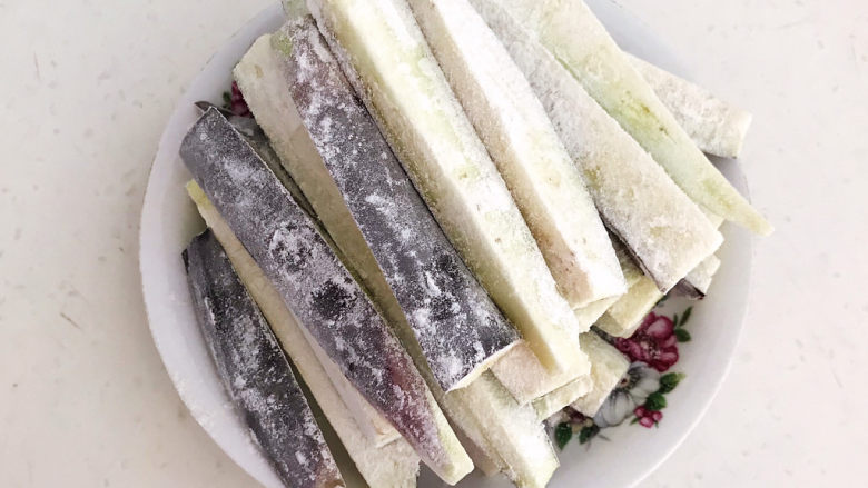 豇豆烧茄子,把茄子均匀的裹上一层薄薄的<a style='color:red;display:inline-block;' href='/shicai/ 519'>面粉</a>,这样处理过的茄子就不会吸附太多的油脂