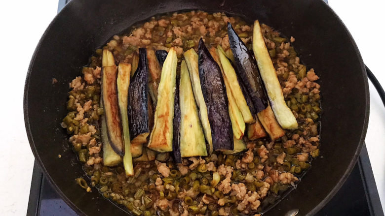 豇豆烧茄子,加入煎好的茄子,烧5分钟