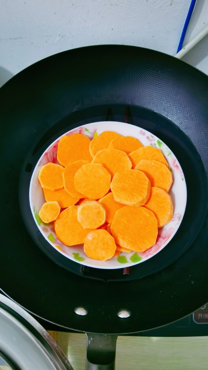 红薯豆沙糯米饼,放入红薯片