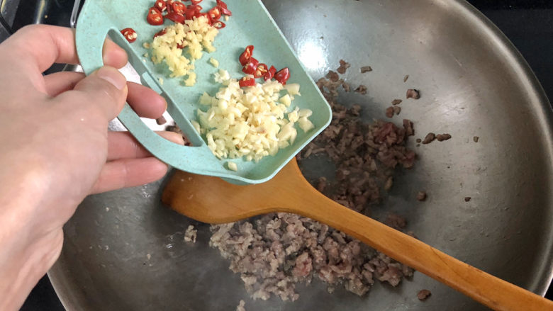 杏鲍菇炒牛肉,加入蒜蓉姜末小米辣,煸香