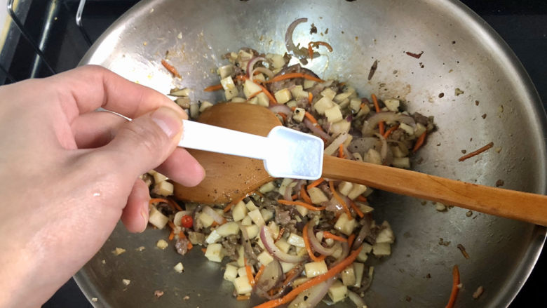 杏鲍菇炒牛肉,尝下咸淡,根据个人口味添加少许盐定味
