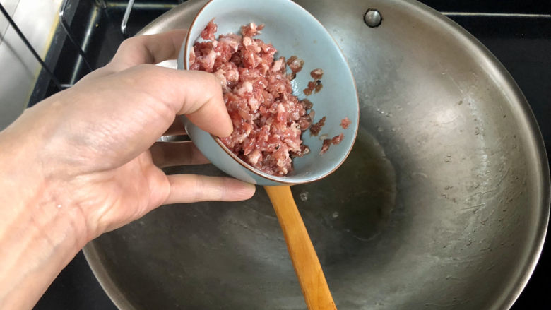 杏鲍菇炒牛肉,锅中重新加底油，油温热，加入牛肉末煸炒到牛肉变色出油