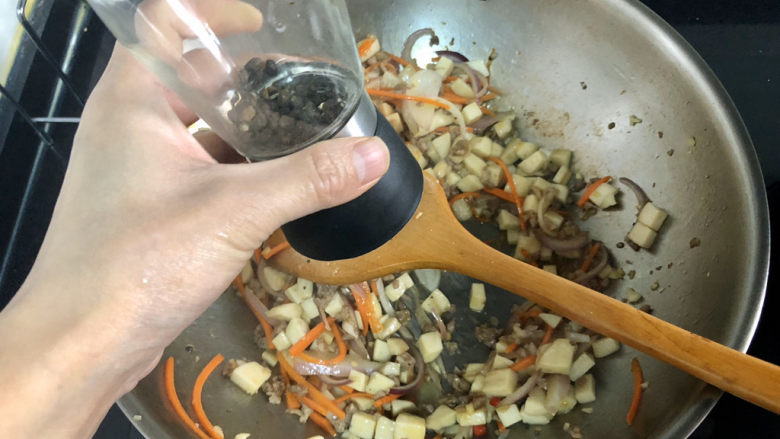 杏鲍菇炒牛肉,黑胡椒粉可以多加一点,继续翻炒一两分钟