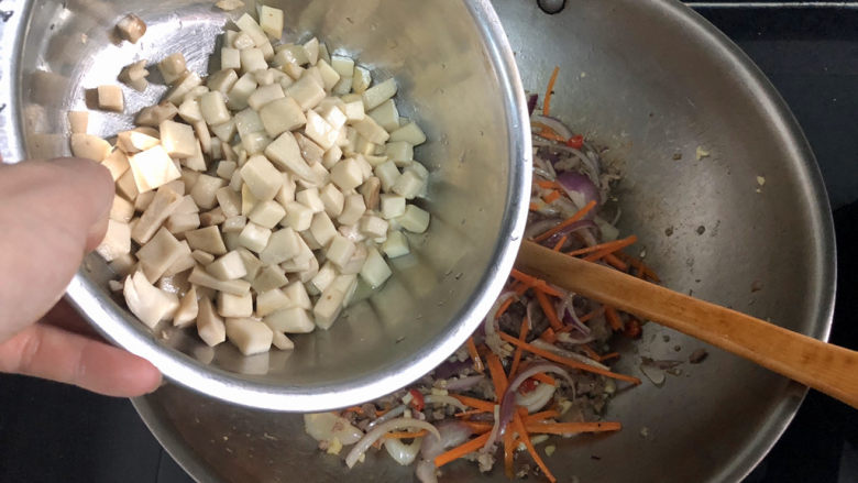 杏鲍菇炒牛肉,加入杏鲍菇,翻炒均匀