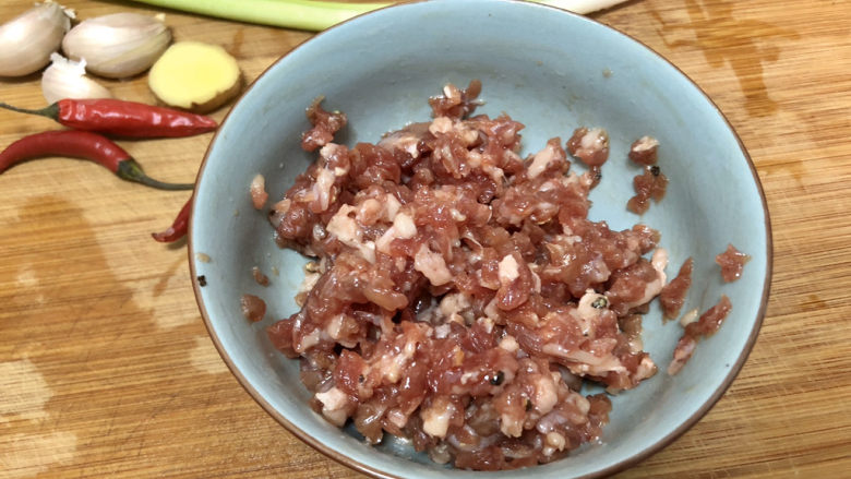 杏鲍菇炒牛肉,少许食用油搅拌均匀,腌制十分钟