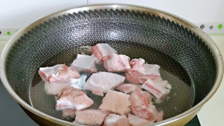 海带炖排骨,锅中加入纯净水,肋排冷水下锅焯水,大火烧开后煮2分钟。