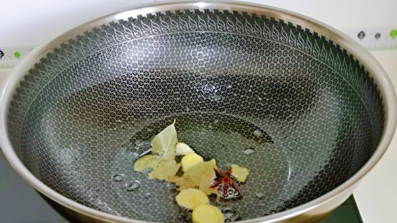 海带炖排骨,起油锅,加入香料煸炒。