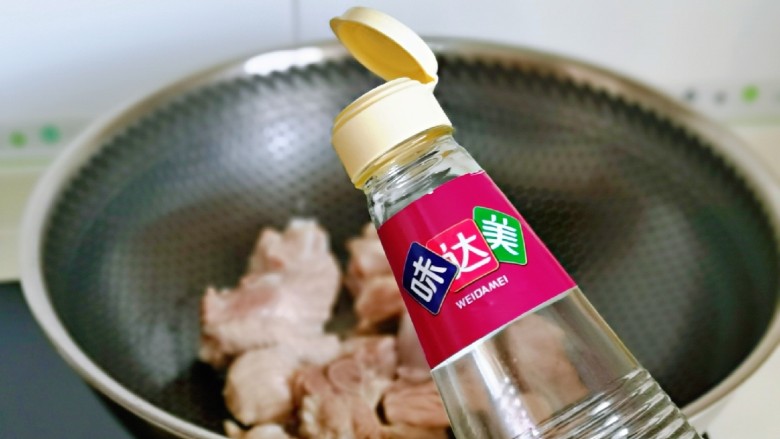 海带炖排骨,加入<a style='color:red;display:inline-block;' href='/shicai/ 718'>料酒</a>,去肉腥。