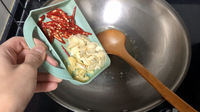 韭菜炒猪血➕ 惟有绿荷红菡萏,热锅冷油,小火加入小米辣姜丝蒜片煸香