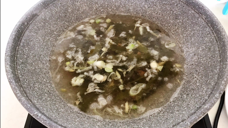 海带豆腐汤,加入开水,煮五分钟