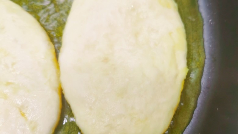 糖酥饼,锅烧热放入食用油,放入饼