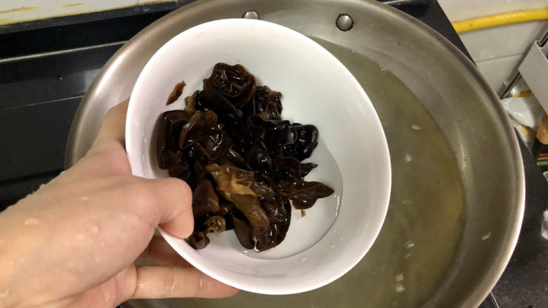 杏鲍菇炒鸡蛋➕ 江亭晚色静年芳,木耳也焯一下水,煮约一分钟