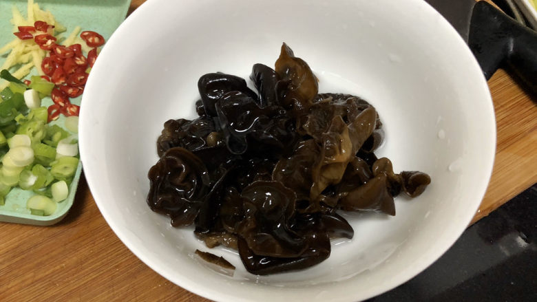 杏鲍菇炒鸡蛋➕ 江亭晚色静年芳,泡发好的木耳揉搓洗净