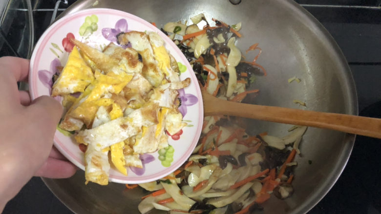 杏鲍菇炒鸡蛋➕ 江亭晚色静年芳,最后加入煎蛋,翻炒均匀