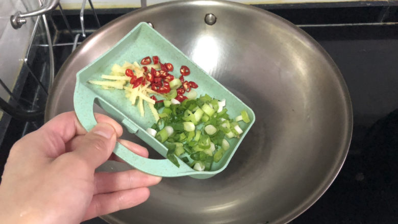 杏鲍菇炒鸡蛋➕ 江亭晚色静年芳,热锅冷油,小火,下小葱姜丝小米辣,煸香
