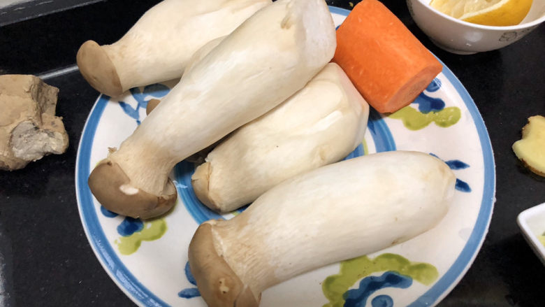 杏鲍菇炒鸡蛋➕ 江亭晚色静年芳,杏鲍菇搓洗干净,胡萝卜削皮洗净