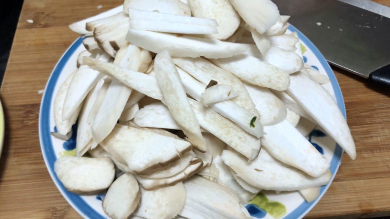 杏鲍菇炒鸡蛋➕ 江亭晚色静年芳,杏鲍菇切片