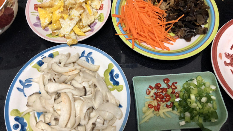 杏鲍菇炒鸡蛋➕ 江亭晚色静年芳,全部食材准备好