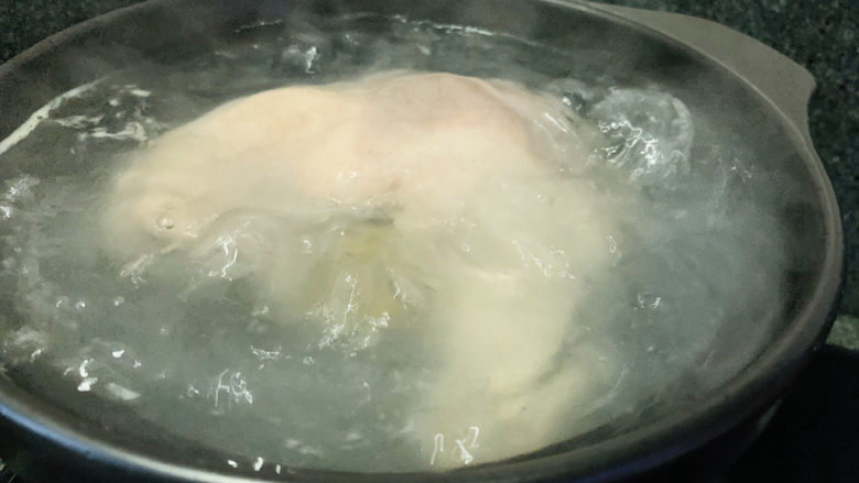 胡椒猪肚鸡,大火煮开;