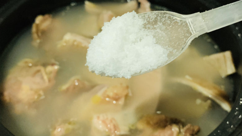 胡椒猪肚鸡,鸡肉猪肚再放入砂锅,加点盐,也可以加些味精,不加也很鲜美,再煮沸下,起锅;