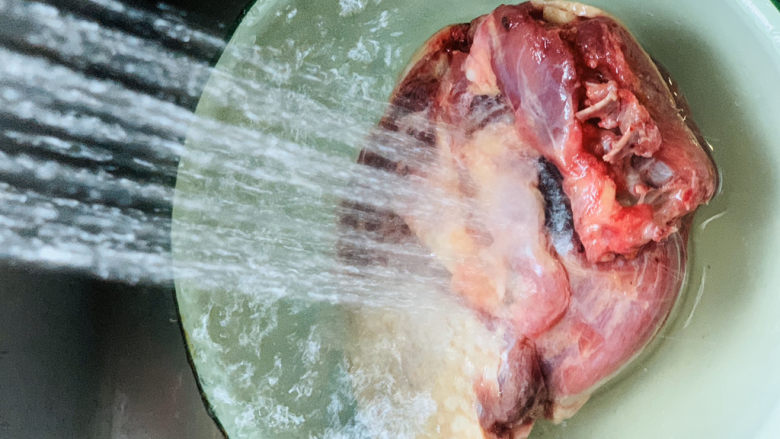 胡椒猪肚鸡,把解冻的鸡肉洗净,因为是新鲜的鸡肉之前马上冰冻,即使解冻也非常新鲜,所以不用再捞沸水;