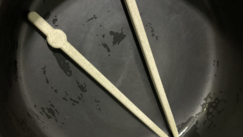 胡椒猪肚鸡,砂锅底要垫筷子,避免猪肚粘锅糊底,这步非常重要,如果糊底,整锅都浪费了;