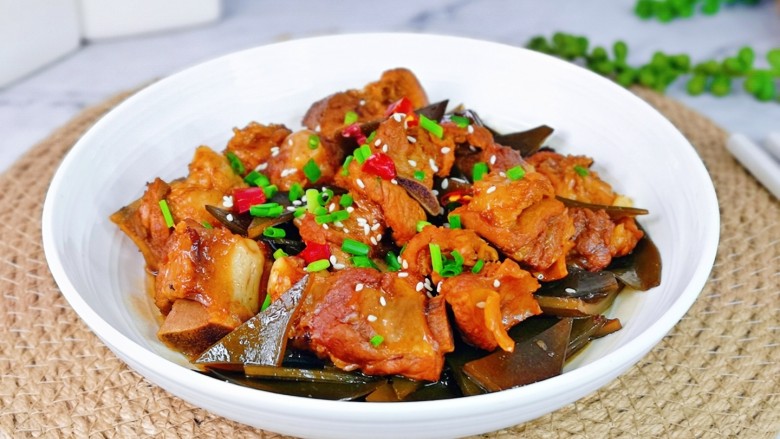 海带炖排骨,好吃又营养,经常吃这道菜有一定的食疗作用,营养价值极高。