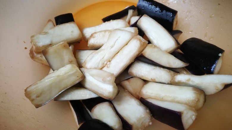 豇豆烧茄子,腌制至出水,滤掉水