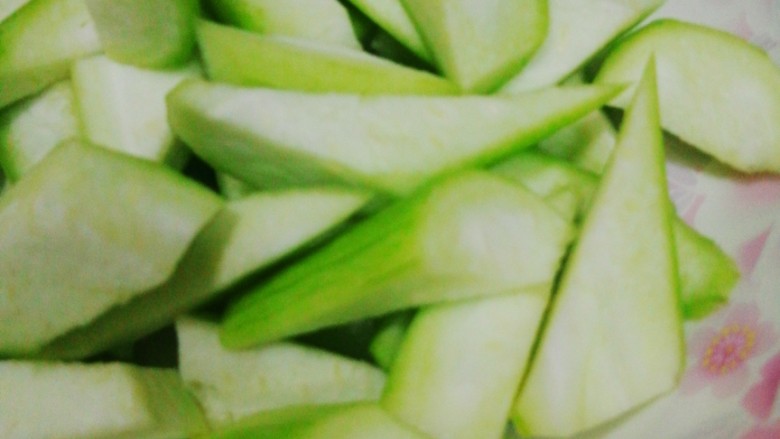 丝瓜炒鸡蛋,<a style='color:red;display:inline-block;' href='/shicai/ 57'>丝瓜</a>去皮,切滚刀块儿。