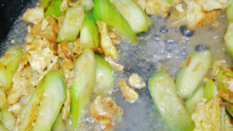 丝瓜炒鸡蛋,见丝瓜变色(透明),将淀粉汁倒入翻炒,待汤汁粘稠出锅。
