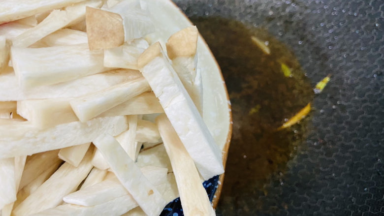 杏鲍菇炒牛肉+家常小炒,倒入杏鲍菇