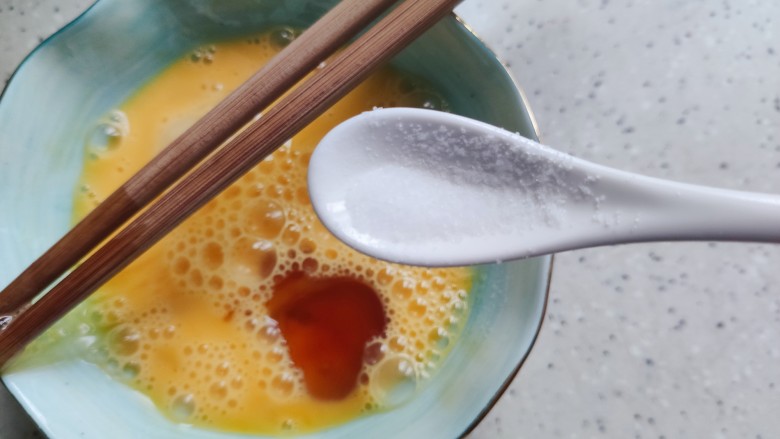 杏鲍菇炒鸡蛋,加少许料酒,一丢丢细盐,打散