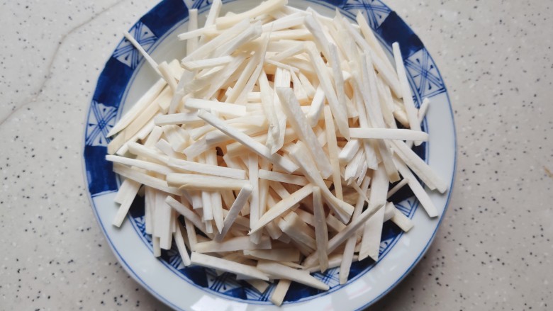 杏鲍菇炒鸡蛋,全部切好,备用